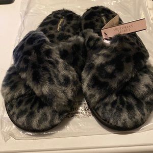 Victoria’s Secret Criss-Cross Gray Leopard Slippers Size M (7) NWT